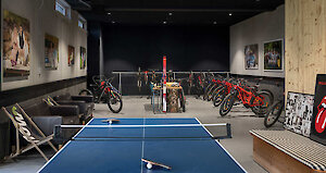 Tischtennis, Fahrräder und Ski